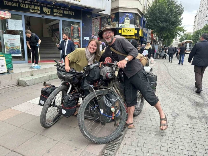 İstanbul’dan Tokyo’ya bisikletleriyle yola çıkan İngiliz çift: “Eskişehir’deki insanlar kadar içten gülen kimse yok”
