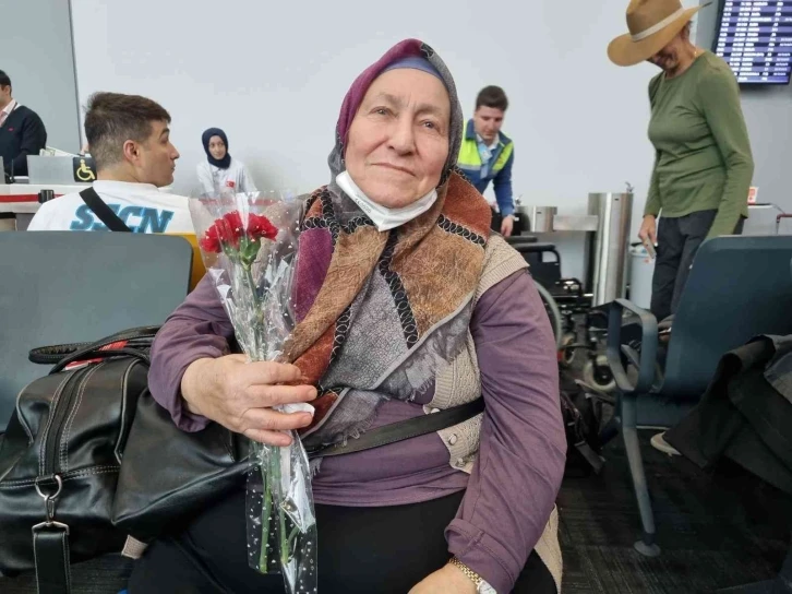 İstanbul Havalimanı’nda 3 Aralık Dünya Engelliler Günü’nde engelli ve yaşlılara çiçek verildi
