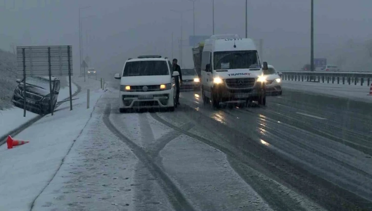 İstanbul Havalimanı yolunda yoğun kar yağışı
