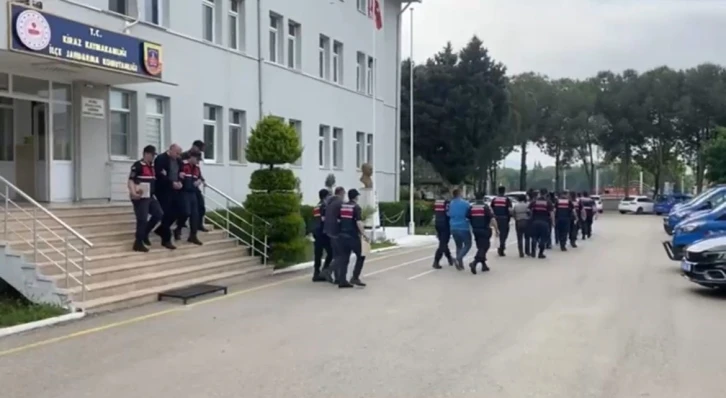 İzmir’de bin 46 düzensiz göçmen yurt dışına kaçmaya çalışırken yakalandı
