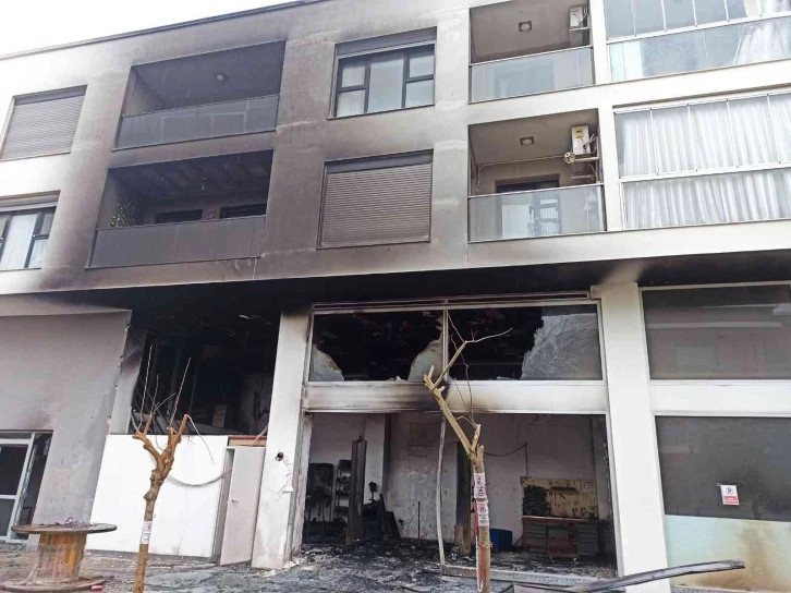 İzmir’de karavan imalathanesinde yangın
