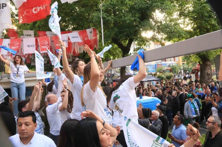İzmit Belediyespor şehir merkezinde şampiyonluk kutladı
