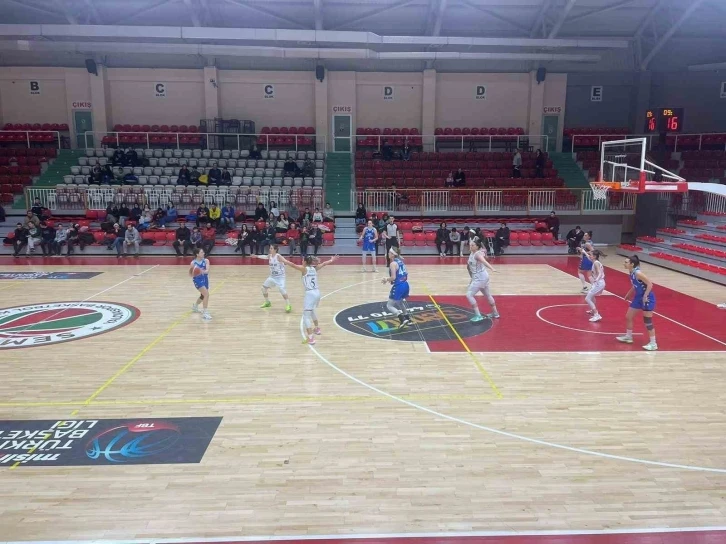 İzmit Belediyespor, Yalova’yı devirip seriyi 12 maça çıkardı
