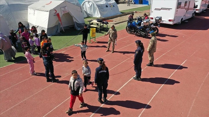Jandarma güvenliğini sağladığı çadır kentte oyunlar oynadığı çocuklara moral veriyor