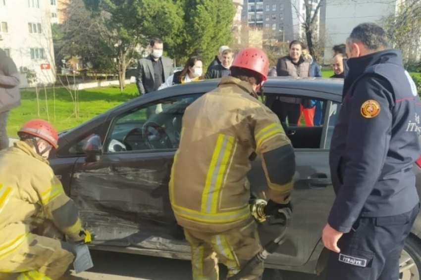 Bursa Nilüfer'de kaza: Araçta sıkıştılar!