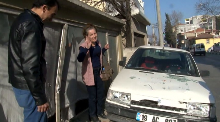 Bursa'da direksiyon hakimiyetini kaybeden kadın sürücü...