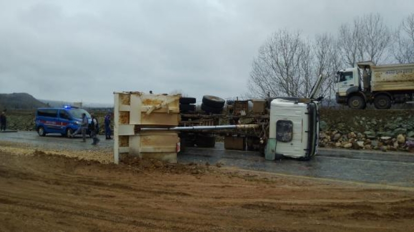 Çakıl yüklü kamyon devrildi, sürücü yaralandı