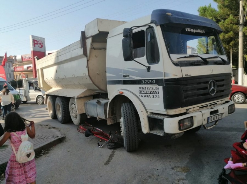 Bursa'da kamyonun bisiklete çarpma anı kamerada