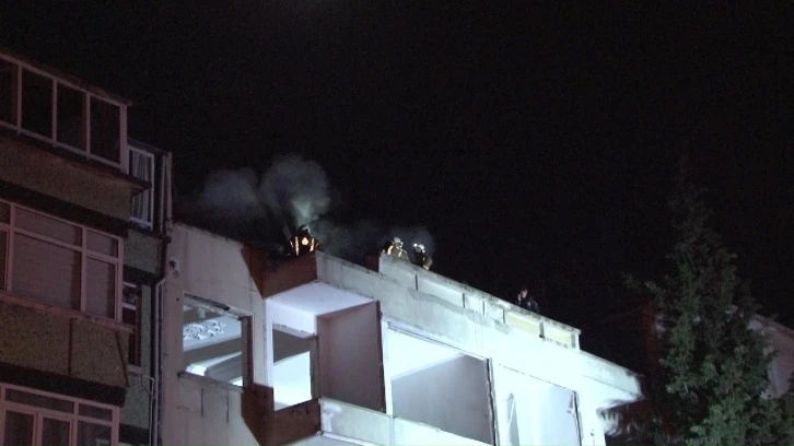 Kadıköy’de metruk binanın çatısı alev alev yandı
