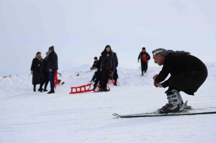 Karacadağ eteklerinde şalvarlı ve fistanlı kayak keyfi

