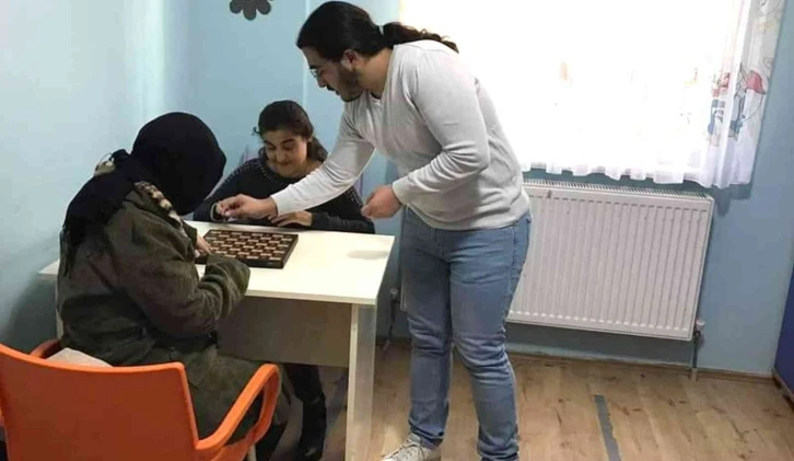 Karaman’da görme engelliler için satranç eğitimi
