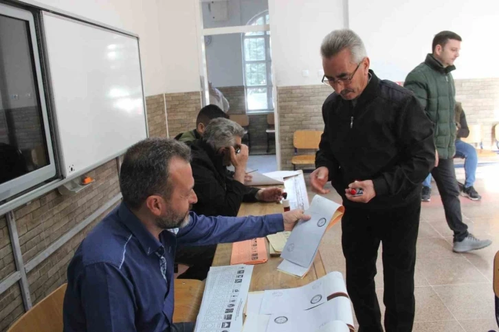 Karaman’da oy kullanma işlemi başladı
