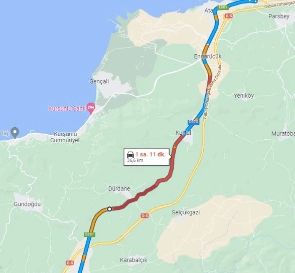 Karda kayan araçlar İstanbul yolunu trafiğe kapattı
