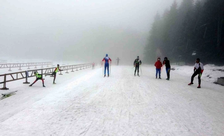 Kayaklı koşuda Erzincanlı sporculardan ikincilik ve üçüncülük kupası
