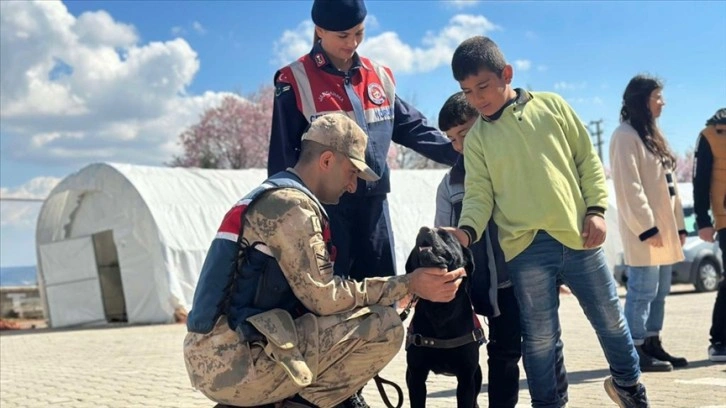 Kilis'te jandarmadan eğitimli köpeklerle depremzede çocuklara moral