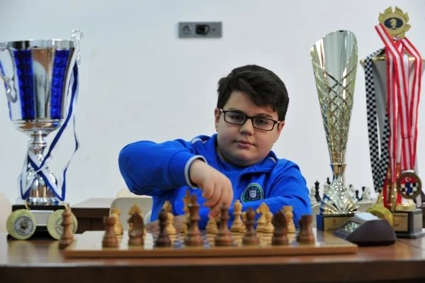 Bursa'da kırtasiyeden alınan takımla satranç öğrenip, dünya şampiyonu oldu