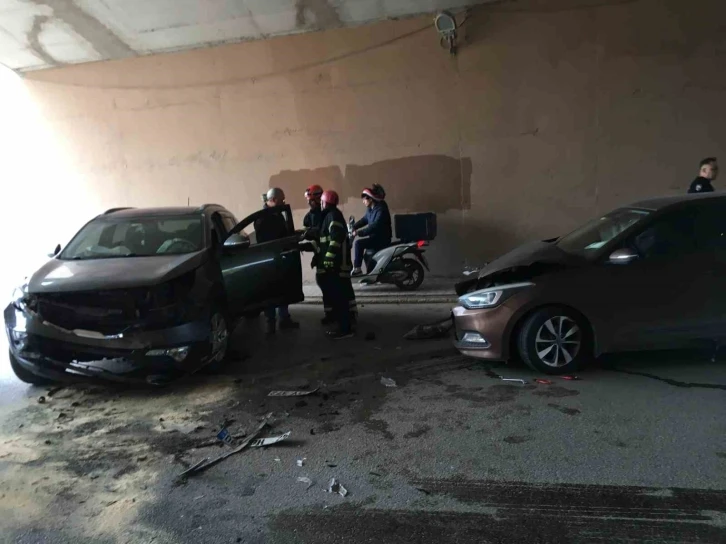 Kocaeli’de 2 otomobil kafa kafaya çarpıştı: 2 yaralı
