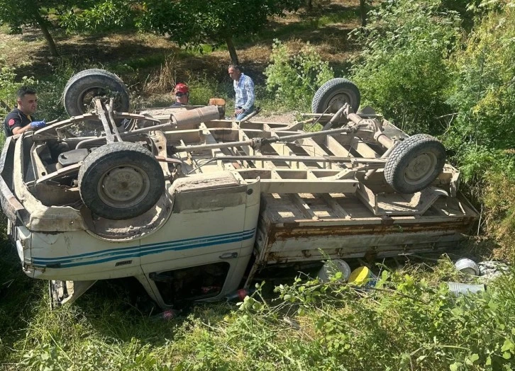 Mustafakemalpaşa'da kontrolden çıkan kamyonet devrildi: 1 ölü, 3 yaralı