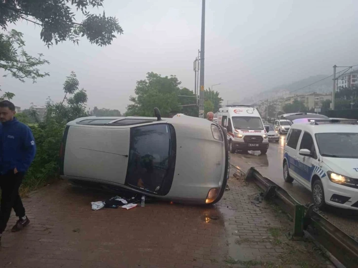 Bursa’da kontrolden çıkan otomobil yan yattı