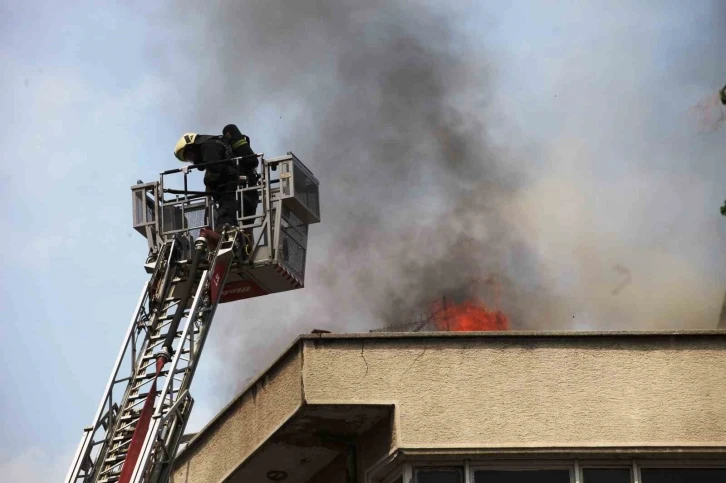Konya’da apartmanın çatısında yangın paniği
