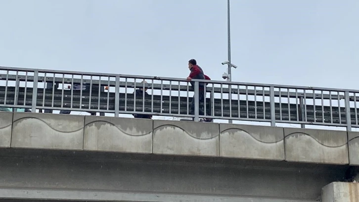 Köprülü kavşak üzerinde intihar girişimi: Polisler yaklaştı o uzaklaştı
