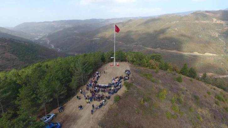 Bursa'da köylüler aralarında para topladı, 100. yıla özel 23 metre uzunluğunda bayrak dikti