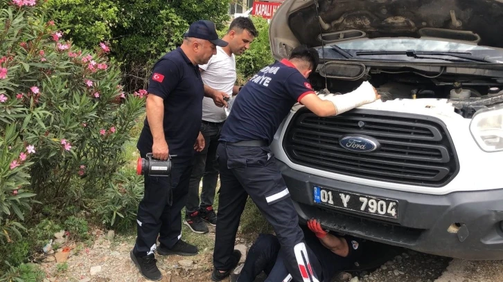 Kozan’da aracın motoruna giren kediyi CANKUR ekipleri kurtardı
