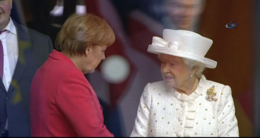 Kraliçe Elizabeth  Merkel ile görüştü