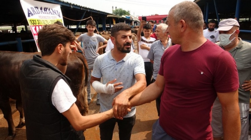 Bursa'da kurbanlık pazarlığı sırasında kolu çatladı