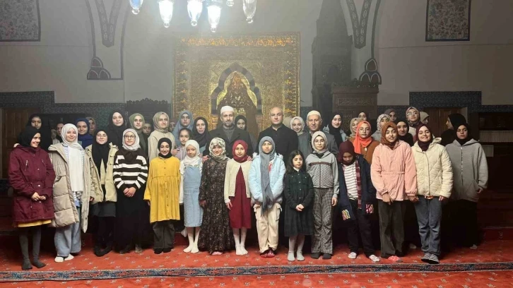 Kur’an kursu öğrencileri tarihi camide iftar açtı
