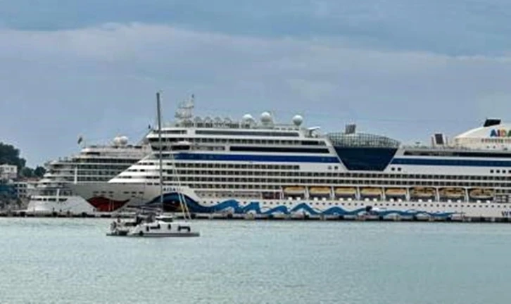 Kuşadası’na 4 kruvaziyer gemisiyle 8 bin 200 turist geldi
