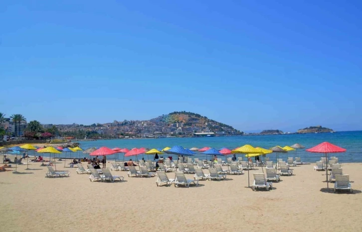 Kuşadası’nın halk plajlarında şemsiye ve şezlonglar artık ücretsiz
