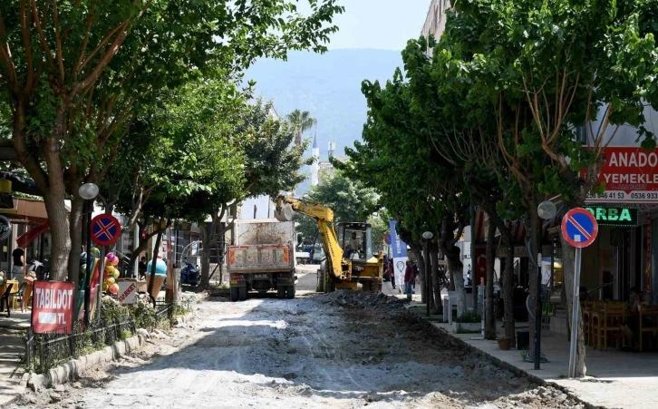 Kuşadası Özer Türk Caddesi’nde yenileme çalışmaları başladı

