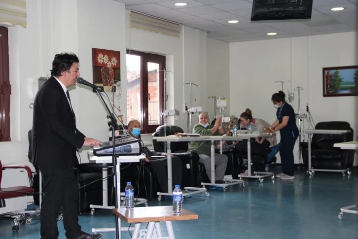 Kütahya Evliya Çelebi Hastanesi’nde kemoterapi hastalarına müzik dinletisi
