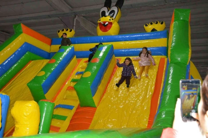 Lapseki Belediyesi’nin ’15 Tatil Eğlencesi’ etkinliğinde çocuklar doyasıya eğleniyor
