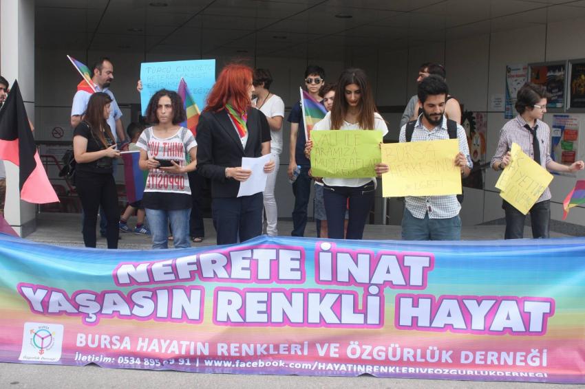 Bursa'da LGBTİ'lilere taşlı saldırı!
