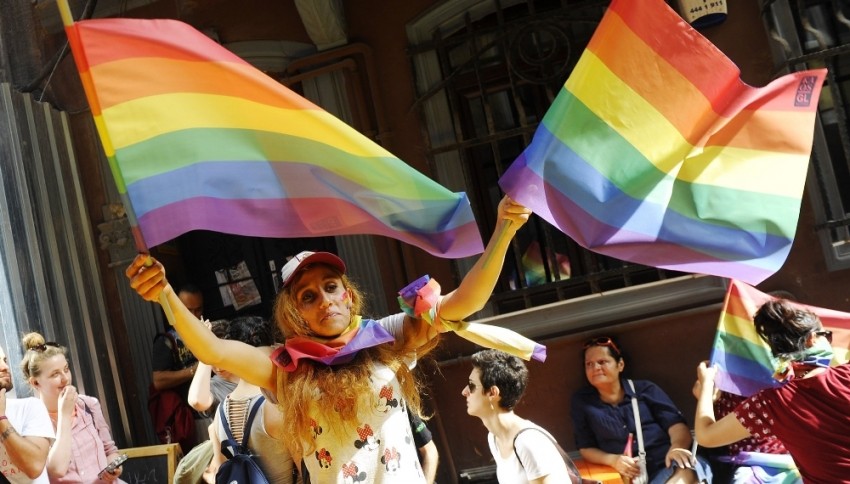 Taksim'de LGBTİ yürüyüşü gerginliği