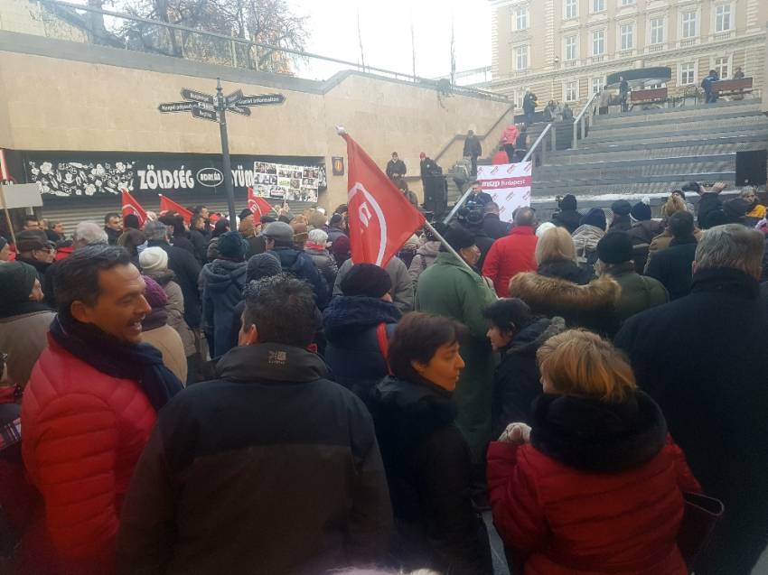  Macaristan’da metro protestosu