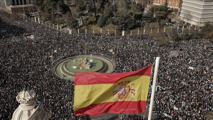 Madrid'de binlerce sağlık çalışanı, kamu sağlık hizmetlerini savunmak için yürüdü