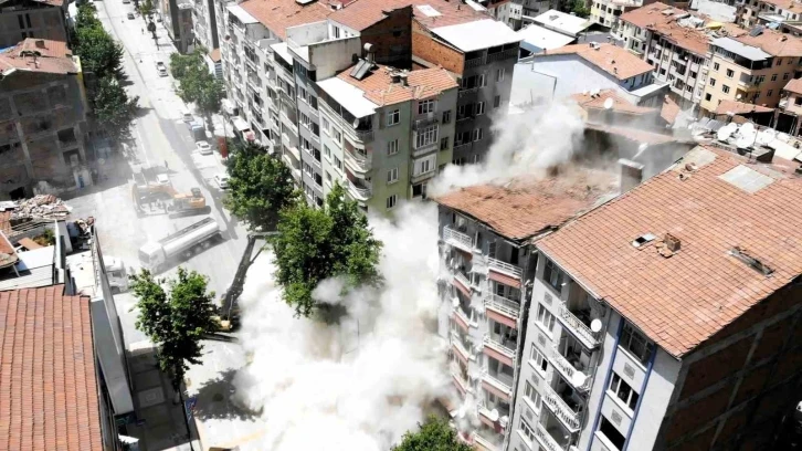 Malatya’da ağır hasarlı binaların yıkımına hız verildi
