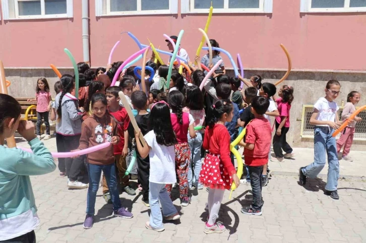 Malatya’da okul okul gezip öğrencileri eğlendiriyorlar
