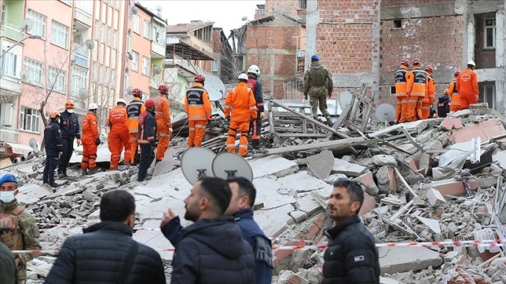 Malatya'daki depremlerde hasar alan 5 katlı bina yıkıldı