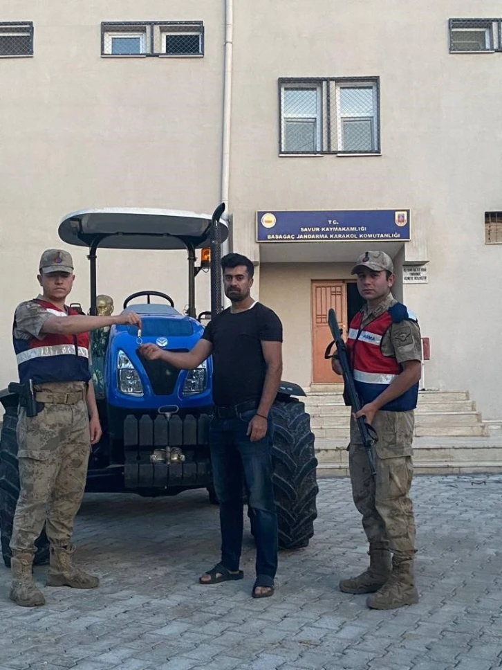 Mardin’de iki ay önce çalınan traktör sahibine teslim edildi
