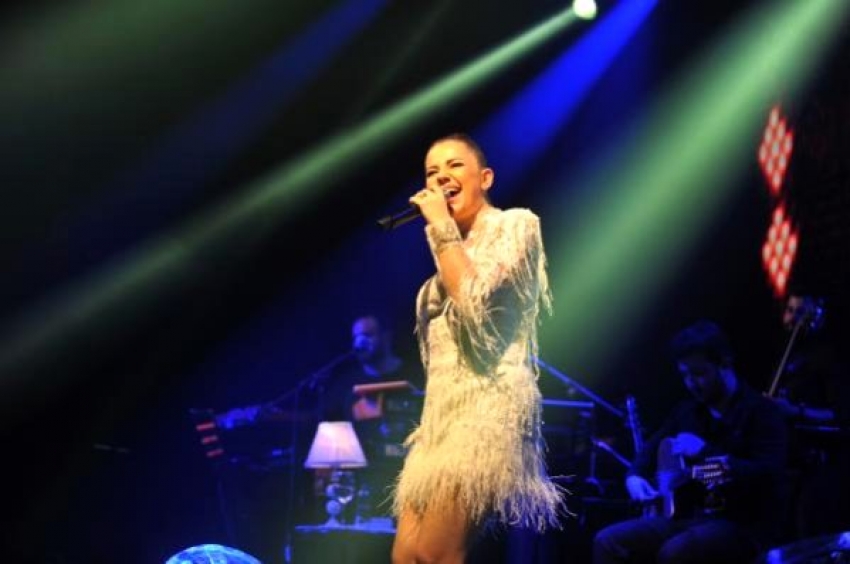 Güzel şarkıcı Bursa'da açıkladı: Evlenin!