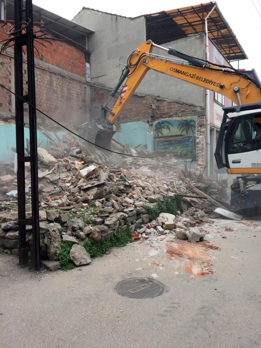 Osmangazi'de metruk binalar bir bir yıkılıyor