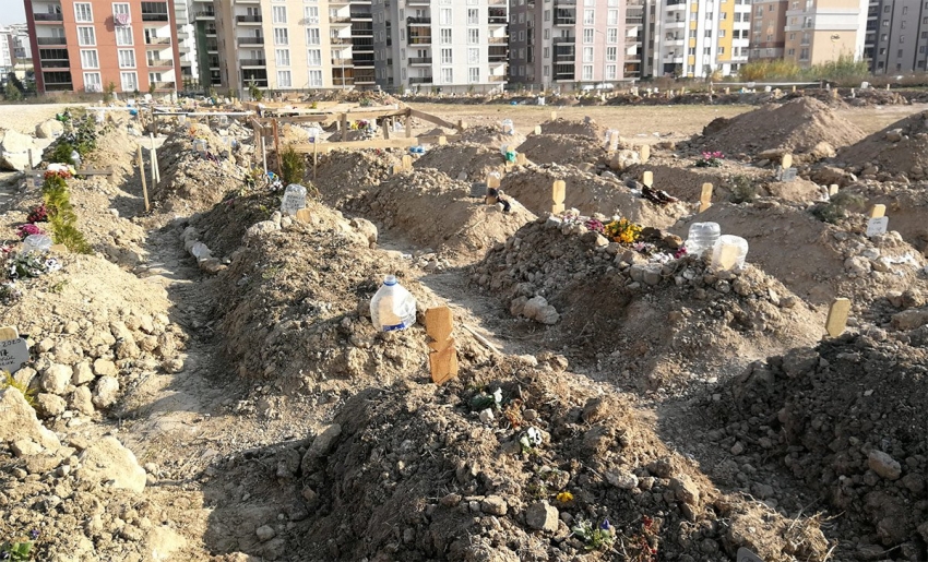Bursa'da mezar üzerine mezar kazılıyor