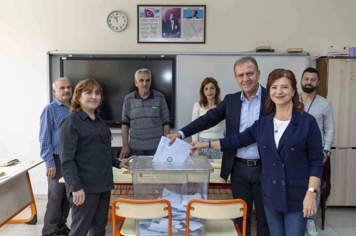 Mersin’de büyükşehir belediye başkan adayları oylarını kullandı
