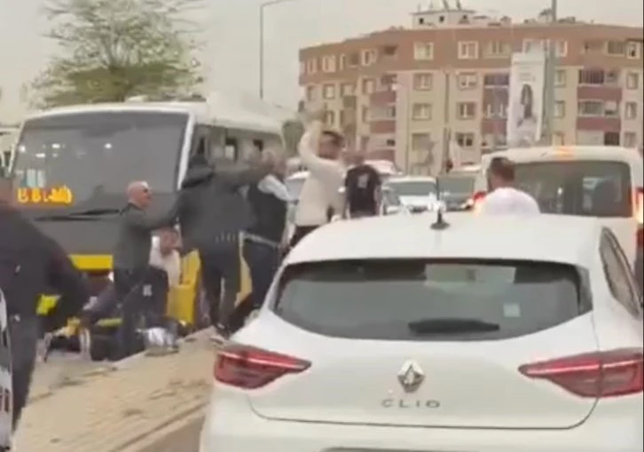 Bursa'da minibüs şoförlerinin yumruklu sopalı kavgası 