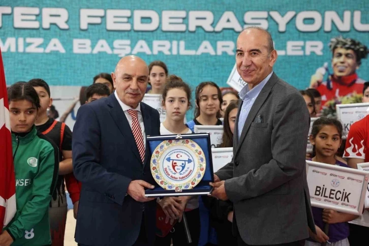 Minikler Türkiye Halter Şampiyonası Keçiören’de düzenlendi
