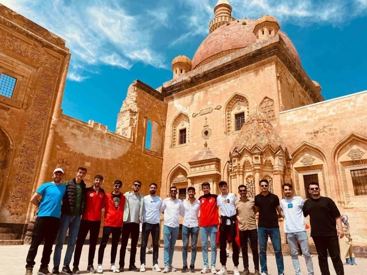 Misafir sporcu öğrenciler, İshak Paşa Sarayı’nda tarihe yolculuk yaptı
